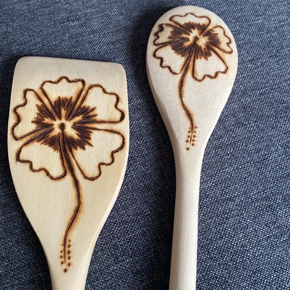 Handcrafted woodburned Hibiscus tropical flower wooden spoon set - Picture 3 of 5